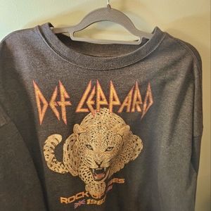 Size XXL ovesized soft Authentic Def Leppard warm gray sweatshirt, gently used.